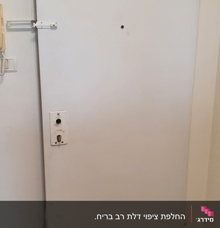 דלת לבנה עם פינה תחתונה פגומה